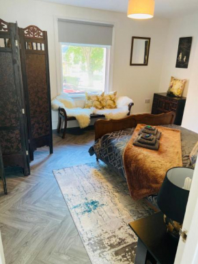 Funky cozy cottage with outside space, Eastbourne